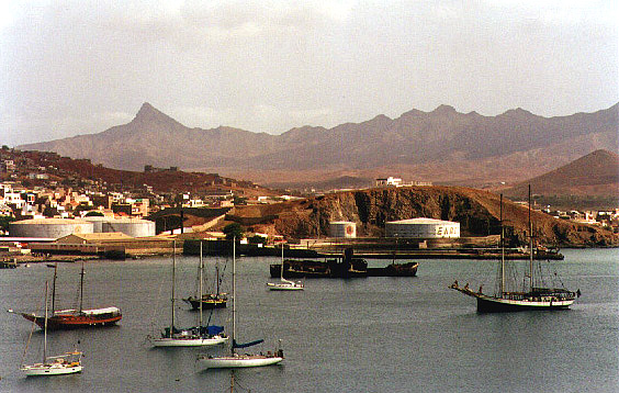 15Porto de Mindelo.jpg - Mas tivemos que retornar para Mindelo, em Cabo Verde. O cabo do leme partiu, tivemos calo hidrulico no motor e ficou impossivel avanar com o vento nordeste na cara